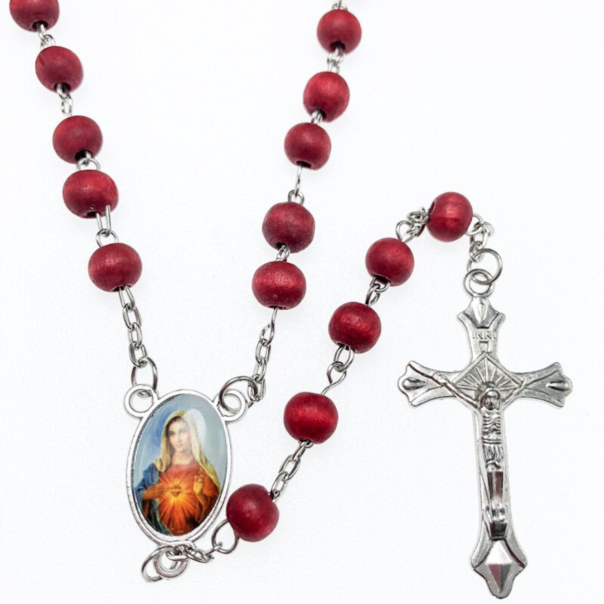 Rosario de cuentas de madera roja con medalla del Inmaculado Corazón de María y cruz de metal